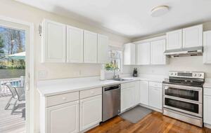 Private Southampton Oasis with Pool, Hot Tub & Beaches Nearby - Hampton Bays, New York