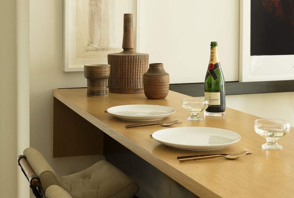 Sophisticated Two-Bedroom Retreat in Prime Manhattan - New York, New York