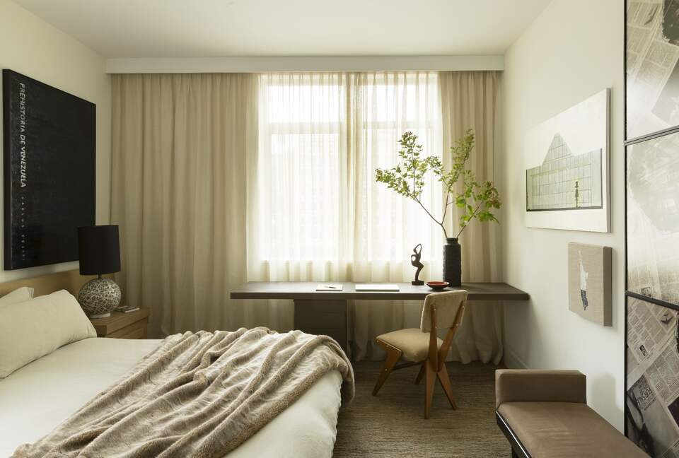 Sophisticated Two-Bedroom Retreat in Prime Manhattan - New York, New York