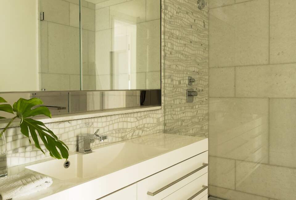 Sophisticated Two-Bedroom Retreat in Prime Manhattan - New York, New York