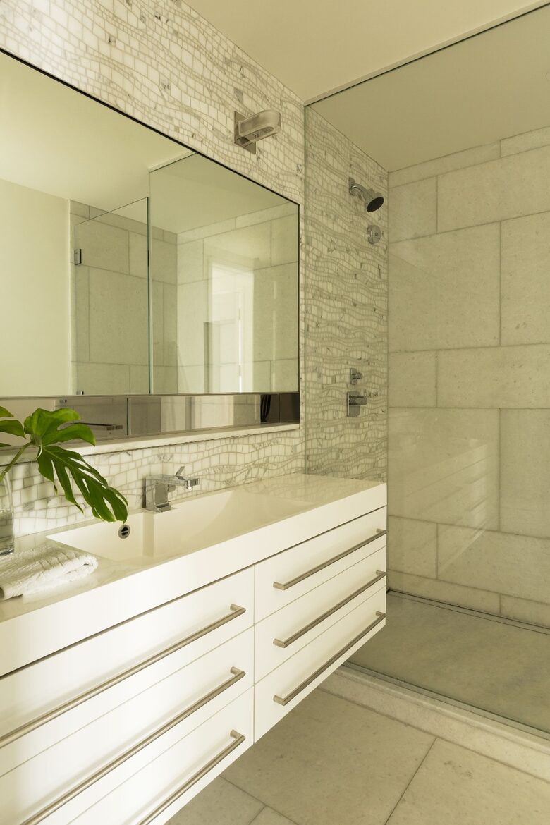 Sophisticated Two-Bedroom Retreat in Prime Manhattan - New York, New York