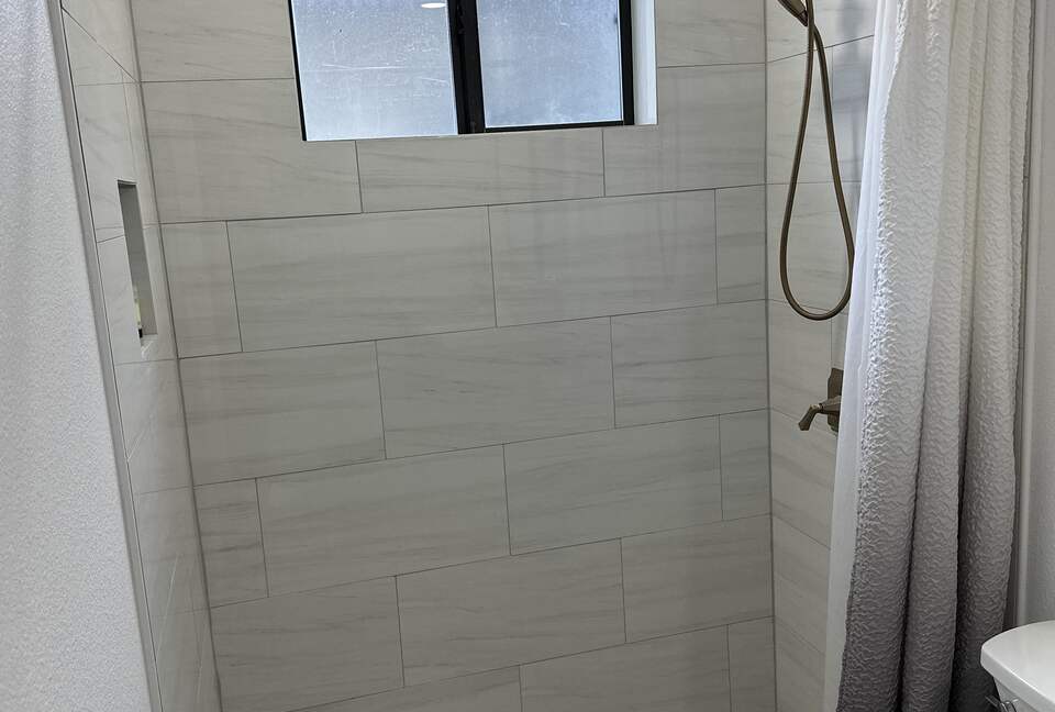 Clearlake Keys Modern Beauty - Clearlake Oaks, California