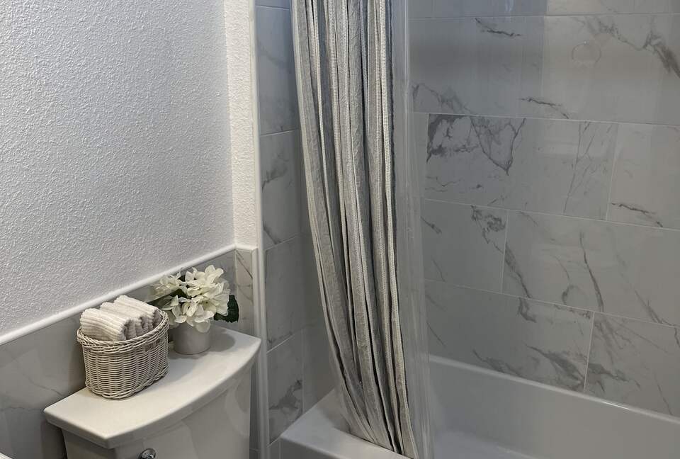 Clearlake Keys Modern Beauty - Clearlake Oaks, California