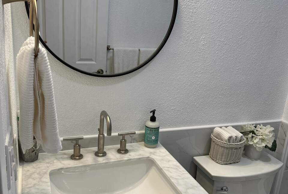 Clearlake Keys Modern Beauty - Clearlake Oaks, California