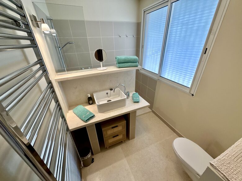 Guesthouse: Bathroom for bedroom 4
