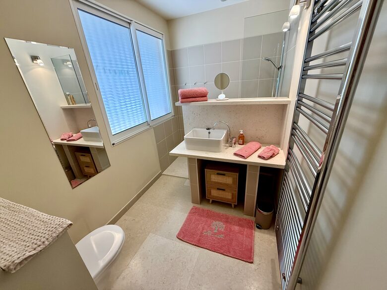 Guesthouse: Bathroom for bedroom 3