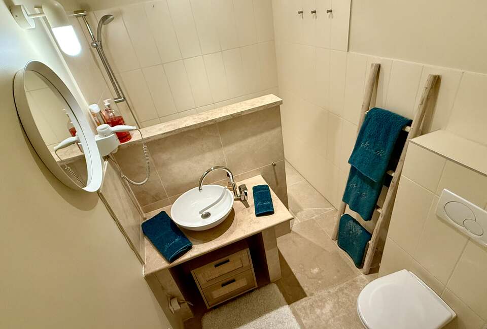 Main: En suite bathroom for bedroom 1 (shower)