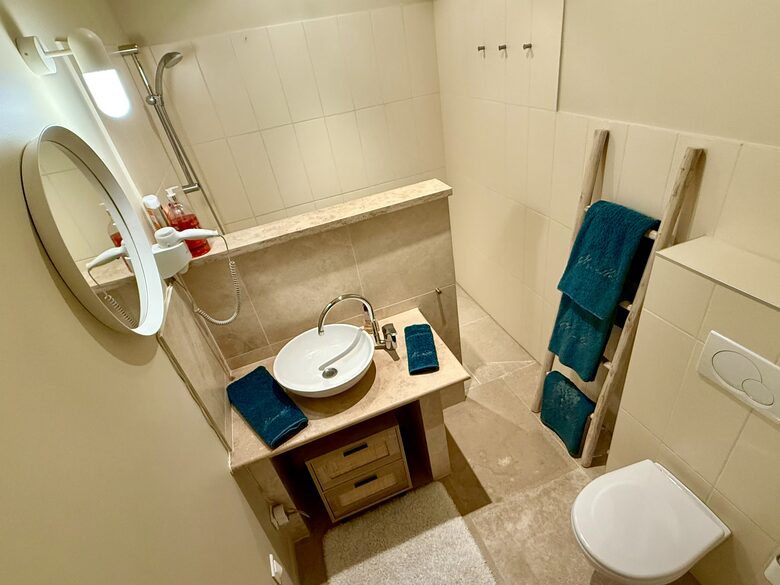 Main: En suite bathroom for bedroom 1 (shower)