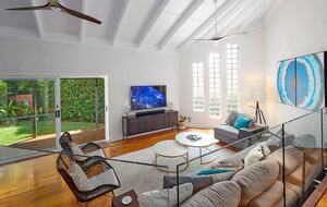 Architectural Coastal Sanctuary Near Byron Bay - Suffolk Park, Australia