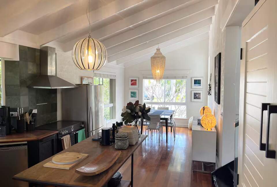 Architectural Coastal Sanctuary Near Byron Bay - Suffolk Park, Australia