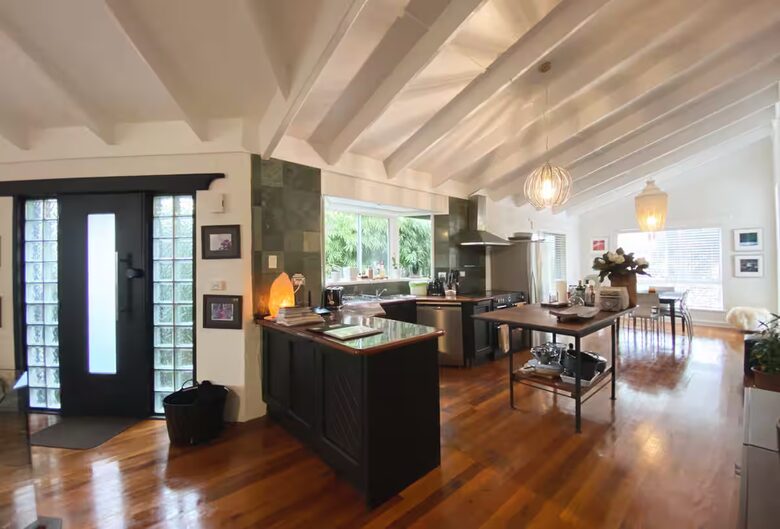 Architectural Coastal Sanctuary Near Byron Bay - Suffolk Park, Australia