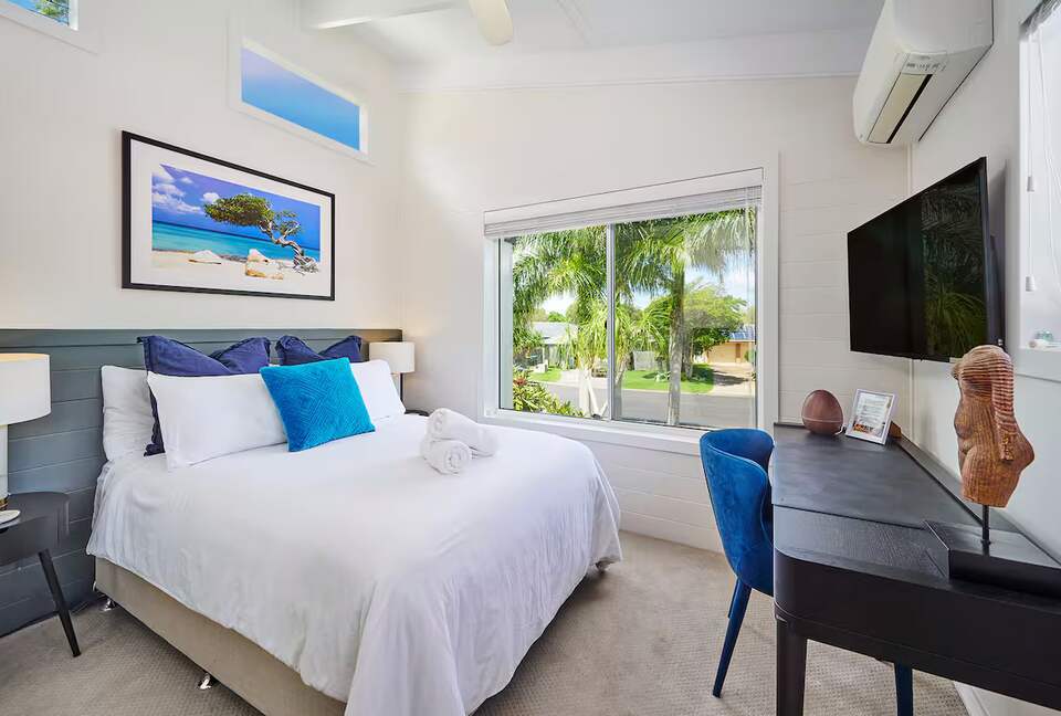 Architectural Coastal Sanctuary Near Byron Bay - Suffolk Park, Australia