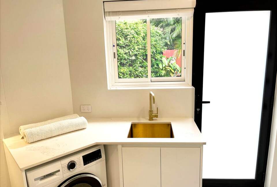 Architectural Coastal Sanctuary Near Byron Bay - Suffolk Park, Australia