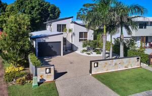Architectural Coastal Sanctuary Near Byron Bay - Suffolk Park, Australia