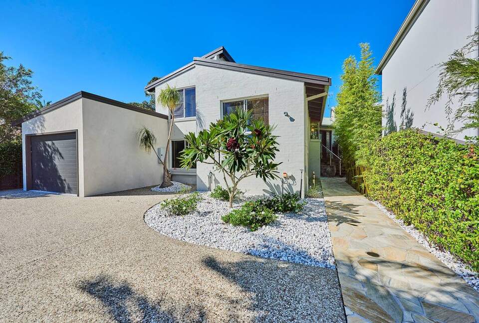 Architectural Coastal Sanctuary Near Byron Bay - Suffolk Park, Australia