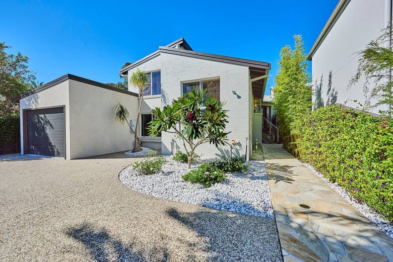 Architectural Coastal Sanctuary Near Byron Bay - Suffolk Park, Australia