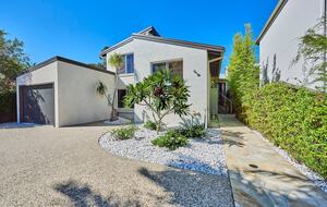 Architectural Coastal Sanctuary Near Byron Bay - Suffolk Park, Australia
