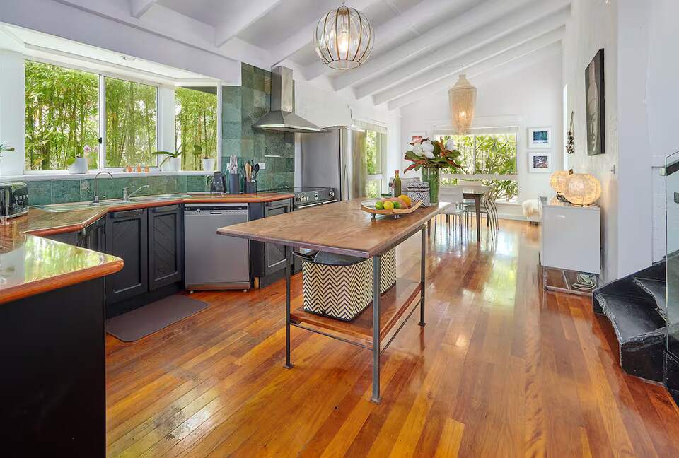 Architectural Coastal Sanctuary Near Byron Bay - Suffolk Park, Australia