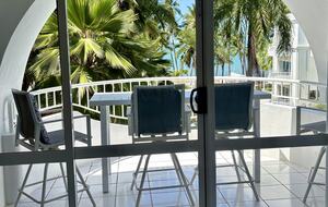 Charming Tropical Escape with Ocean or Pool Views - Palm Cove, Australia