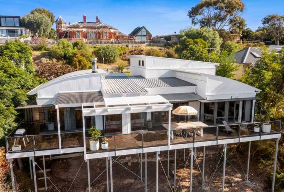 Elegant Light-Filled Residence with Scenic Views in Belmont - Geelong, Australia