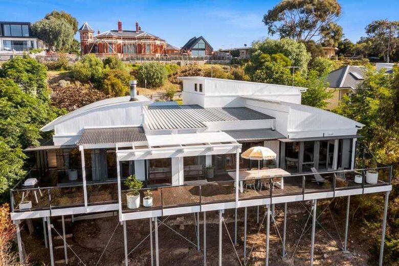 Elegant Light-Filled Residence with Scenic Views in Belmont - Geelong, Australia
