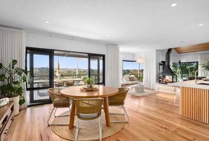 Elegant Light-Filled Residence with Scenic Views in Belmont - Geelong, Australia