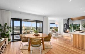 Elegant Light-Filled Residence with Scenic Views in Belmont - Geelong, Australia