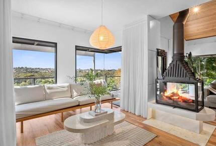 Elegant Light-Filled Residence with Scenic Views in Belmont - Geelong, Australia
