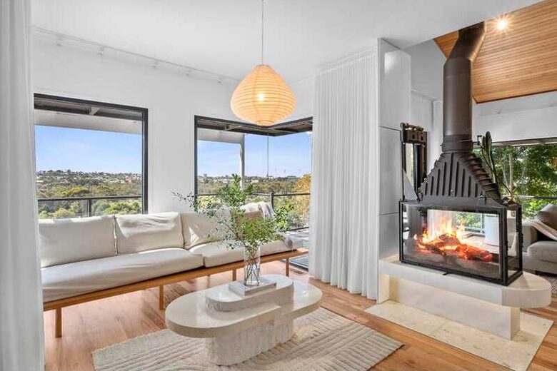Elegant Light-Filled Residence with Scenic Views in Belmont - Geelong, Australia