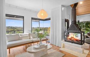 Elegant Light-Filled Residence with Scenic Views in Belmont - Geelong, Australia