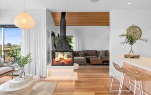 Elegant Light-Filled Residence with Scenic Views in Belmont - Geelong, Australia