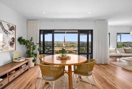 Elegant Light-Filled Residence with Scenic Views in Belmont - Geelong, Australia