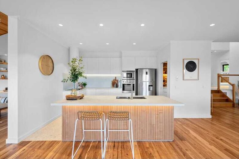Elegant Light-Filled Residence with Scenic Views in Belmont - Geelong, Australia
