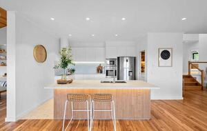 Elegant Light-Filled Residence with Scenic Views in Belmont - Geelong, Australia