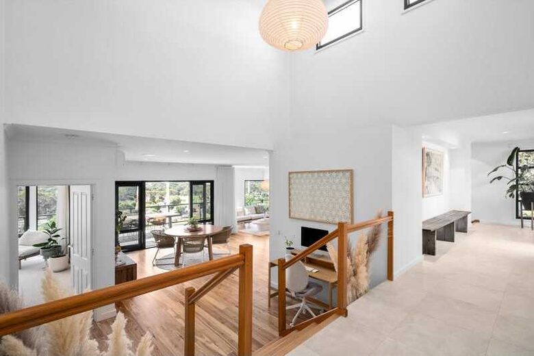 Elegant Light-Filled Residence with Scenic Views in Belmont - Geelong, Australia