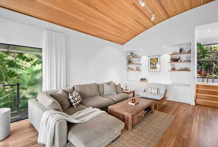 Elegant Light-Filled Residence with Scenic Views in Belmont - Geelong, Australia