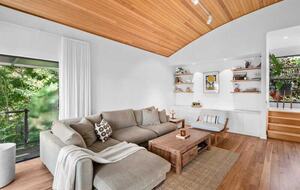 Elegant Light-Filled Residence with Scenic Views in Belmont - Geelong, Australia