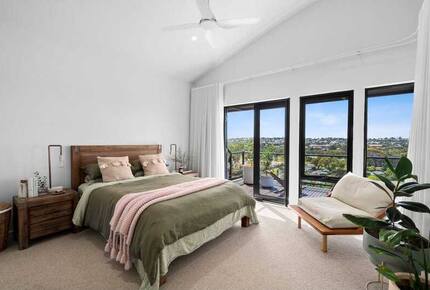 Elegant Light-Filled Residence with Scenic Views in Belmont - Geelong, Australia