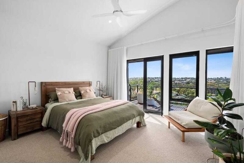 Elegant Light-Filled Residence with Scenic Views in Belmont - Geelong, Australia