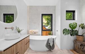 Elegant Light-Filled Residence with Scenic Views in Belmont - Geelong, Australia