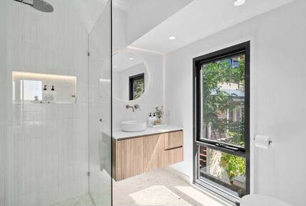Elegant Light-Filled Residence with Scenic Views in Belmont - Geelong, Australia