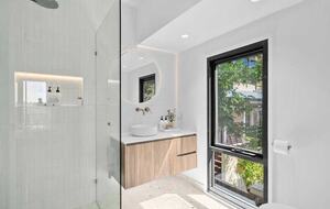 Elegant Light-Filled Residence with Scenic Views in Belmont - Geelong, Australia