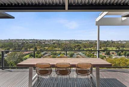Elegant Light-Filled Residence with Scenic Views in Belmont - Geelong, Australia