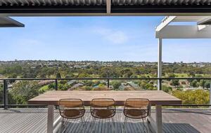 Elegant Light-Filled Residence with Scenic Views in Belmont - Geelong, Australia