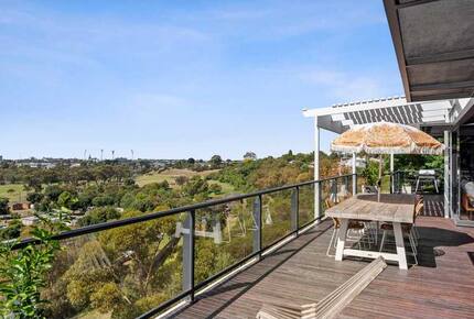 Elegant Light-Filled Residence with Scenic Views in Belmont - Geelong, Australia