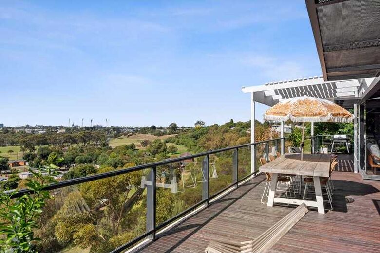 Elegant Light-Filled Residence with Scenic Views in Belmont - Geelong, Australia