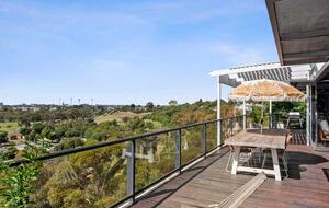 Elegant Light-Filled Residence with Scenic Views in Belmont - Geelong, Australia