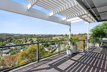 Elegant Light-Filled Residence with Scenic Views in Belmont - Geelong, Australia