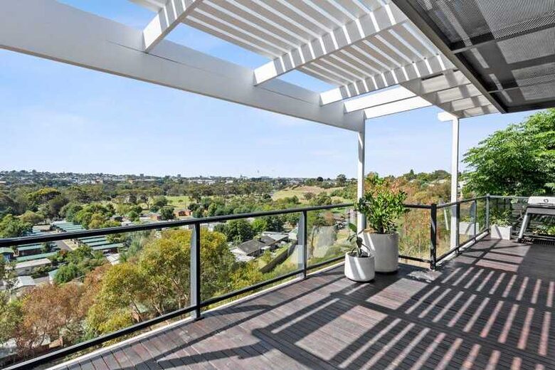 Elegant Light-Filled Residence with Scenic Views in Belmont - Geelong, Australia