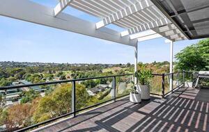 Elegant Light-Filled Residence with Scenic Views in Belmont - Geelong, Australia